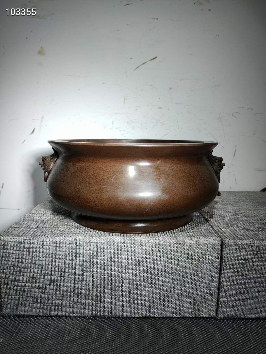 玉堂清玩紫铜三香炉一个，器型端正，造型美观，包浆自然，老化明显，细节如图 玉堂清玩紫铜三香炉一个，器型端正，造型美观，包浆自然，老化明显，细节如图