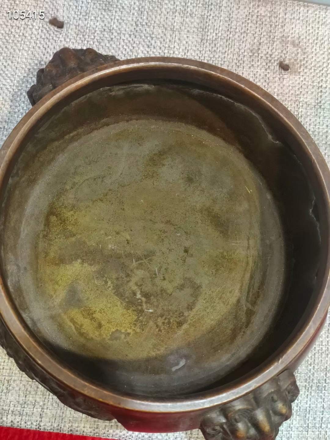 乾隆年制紫铜虎头香炉一个，器型端正，做工精细，老化明显，品相如图 乾隆年制紫铜虎头香炉一个，器型端正，做工精细，老化明显，品相如图