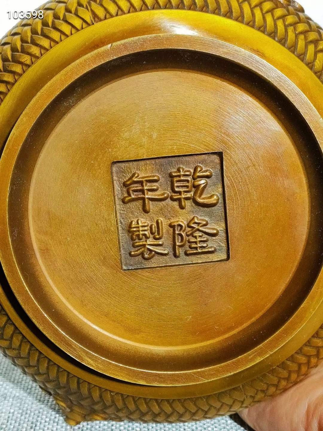 乾隆年制铜鎏金虎头香炉一个，器型端正，包浆自然，造型美观大方，细节如图