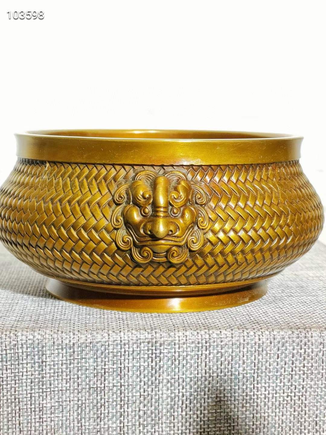 乾隆年制铜鎏金虎头香炉一个，器型端正，包浆自然，造型美观大方，细节如图