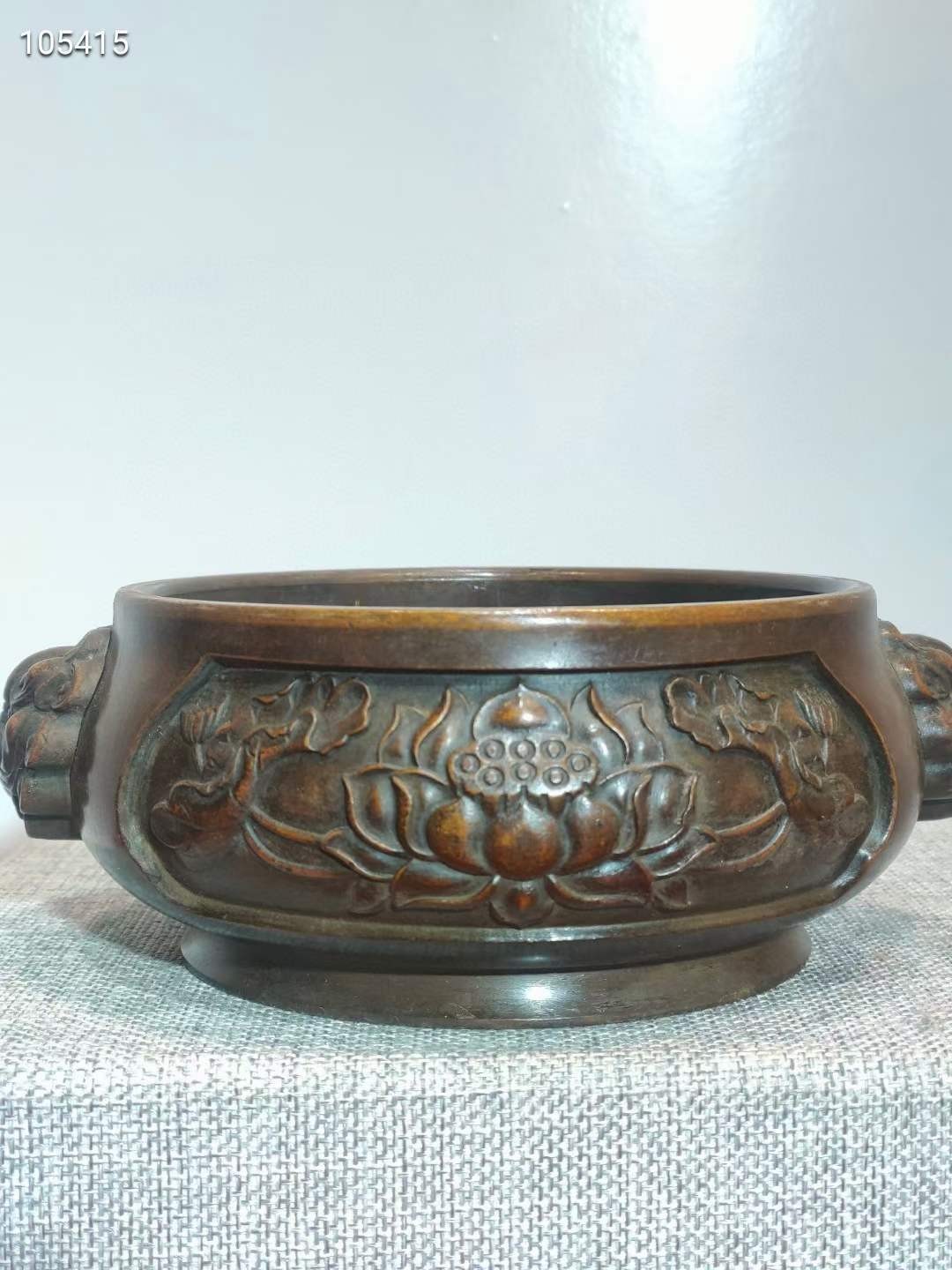 乾隆年制紫铜虎头香炉一个，器型端正，做工精细，老化明显，品相如图 乾隆年制紫铜虎头香炉一个，器型端正，做工精细，老化明显，品相如图