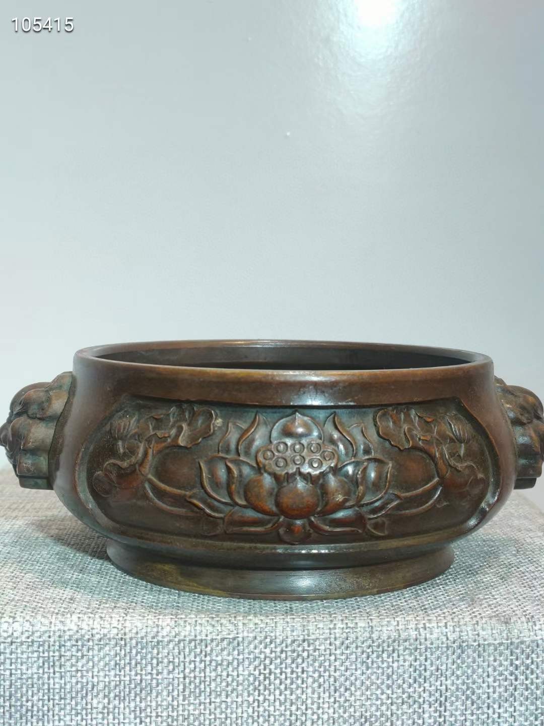 乾隆年制紫铜虎头香炉一个，器型端正，做工精细，老化明显，品相如图