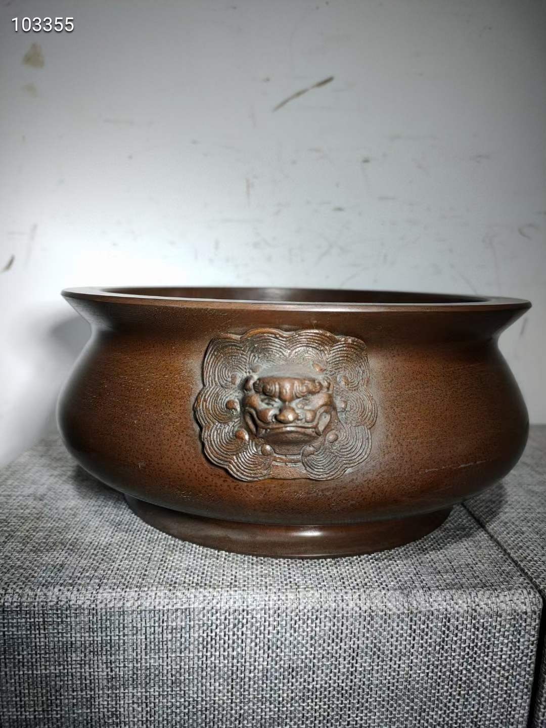 玉堂清玩紫铜三香炉一个，器型端正，造型美观，包浆自然，老化明显，细节如图 玉堂清玩紫铜三香炉一个，器型端正，造型美观，包浆自然，老化明显，细节如图