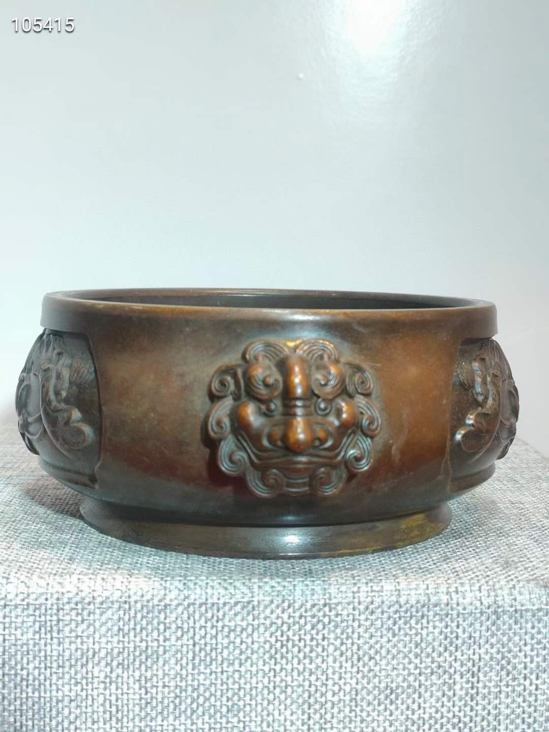 乾隆年制紫铜虎头香炉一个，器型端正，做工精细，老化明显，品相如图 乾隆年制紫铜虎头香炉一个，器型端正，做工精细，老化明显，品相如图