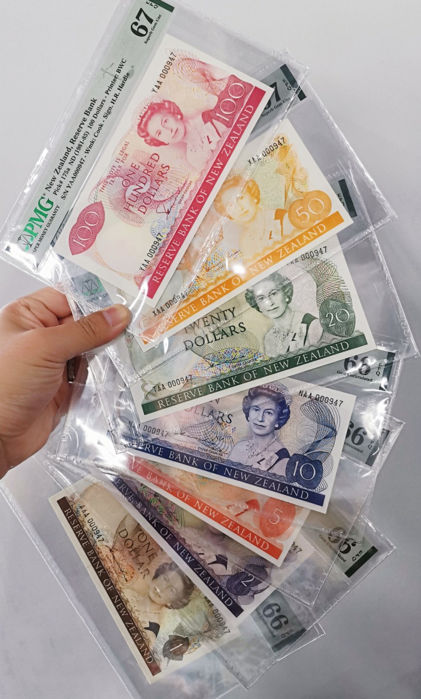 张总朋友收藏100期—外币饕餮盛宴(68及以上超高分&名誉品)  (7张全同号大全套)新西兰1981年首发AA冠百位小号全同花冠女王 100/50/20元PMG67E亚军分 10/5/2/1元PMG66E 分数整齐极其难得 票面非常漂亮 全新壳欣赏舒服