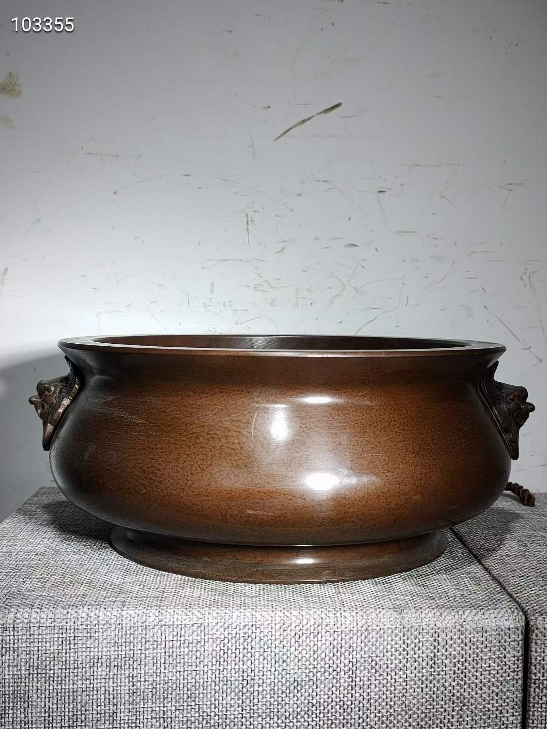 玉堂清玩紫铜三香炉一个，器型端正，造型美观，包浆自然，老化明显，细节如图 玉堂清玩紫铜三香炉一个，器型端正，造型美观，包浆自然，老化明显，细节如图