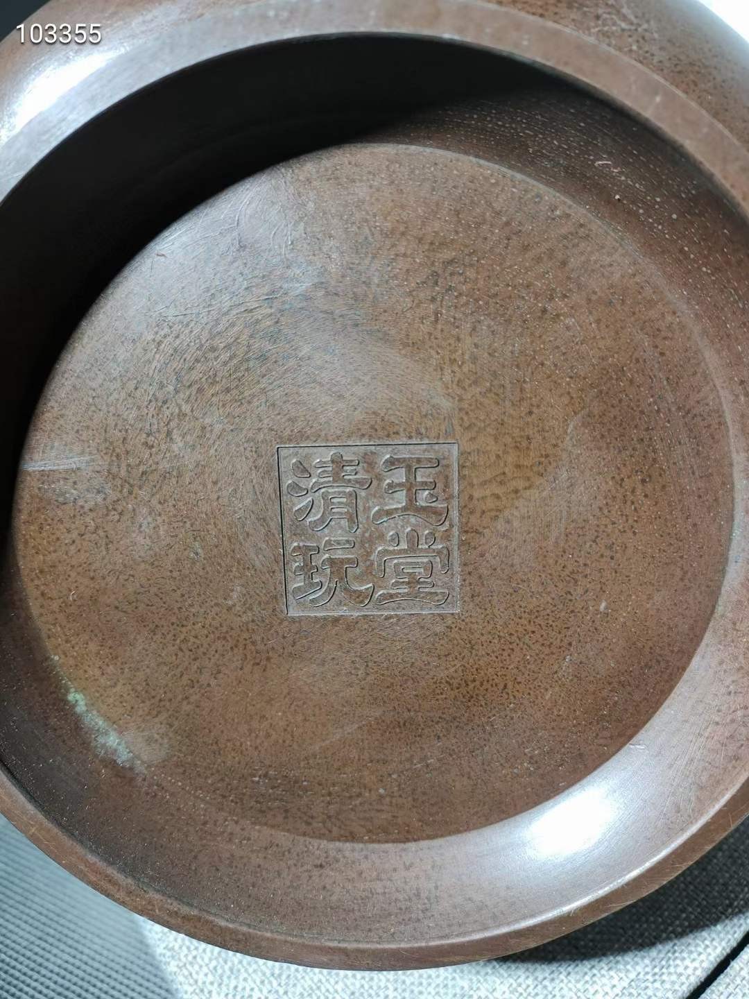 玉堂清玩紫铜三香炉一个，器型端正，造型美观，包浆自然，老化明显，细节如图 玉堂清玩紫铜三香炉一个，器型端正，造型美观，包浆自然，老化明显，细节如图