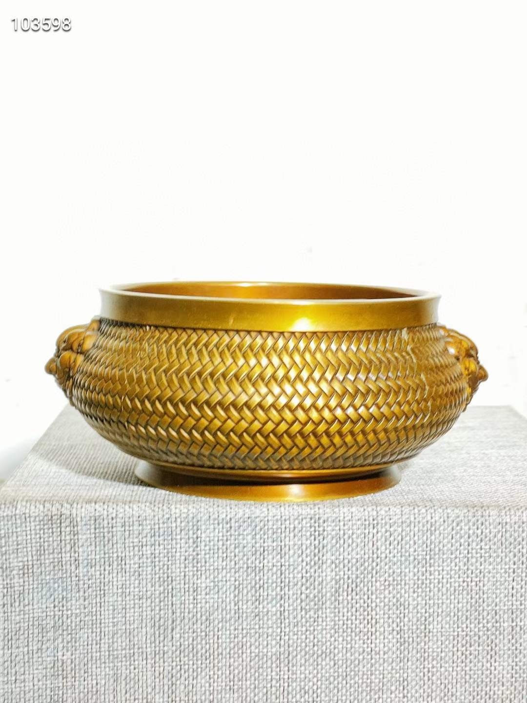 乾隆年制铜鎏金虎头香炉一个，器型端正，包浆自然，造型美观大方，细节如图