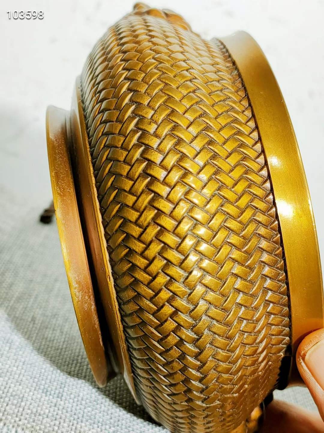 乾隆年制铜鎏金虎头香炉一个，器型端正，包浆自然，造型美观大方，细节如图