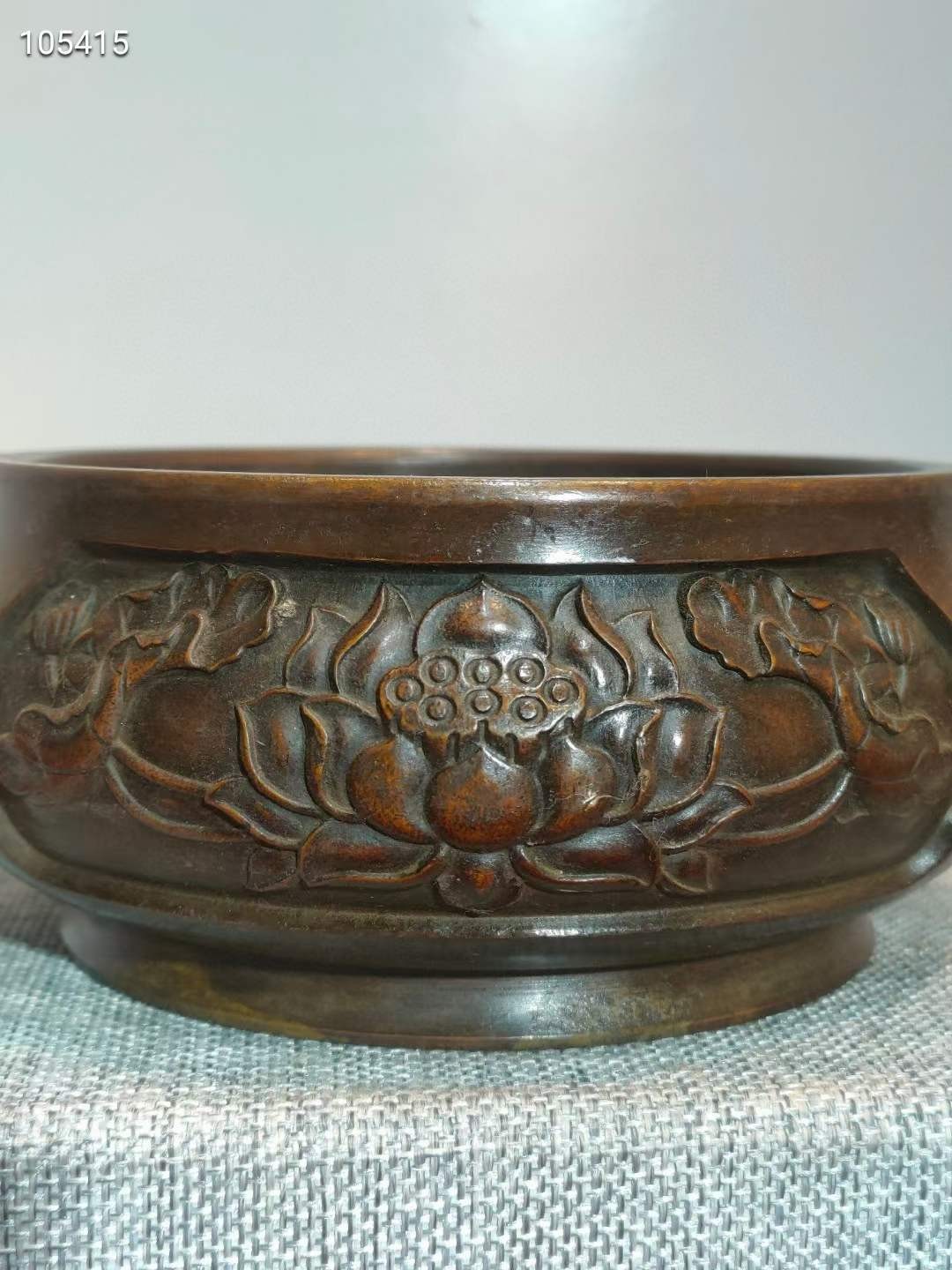 乾隆年制紫铜虎头香炉一个，器型端正，做工精细，老化明显，品相如图 乾隆年制紫铜虎头香炉一个，器型端正，做工精细，老化明显，品相如图