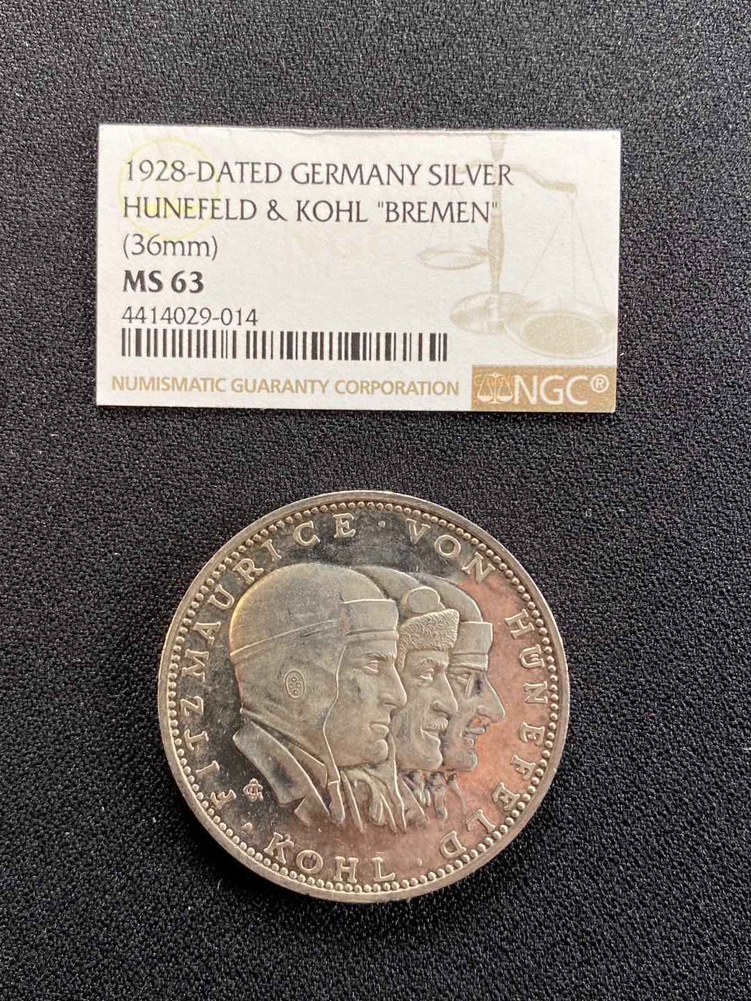 万国钱币拍卖第008期（慕尼黑2T之夜） 1928德国不来梅号飞跃大西洋纪念银章，镜面五彩，NGC原评MS63，砸盒裸章。