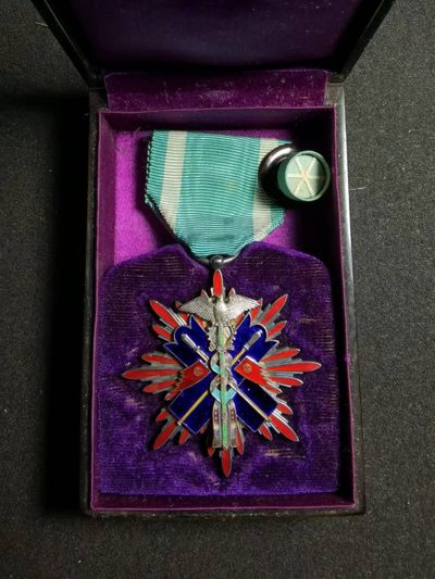 盛世勋华——号角文化勋章专场拍卖第105期 - 牢记历史勿忘国耻--日本功五级金鵄勋章 带原盒 明治版