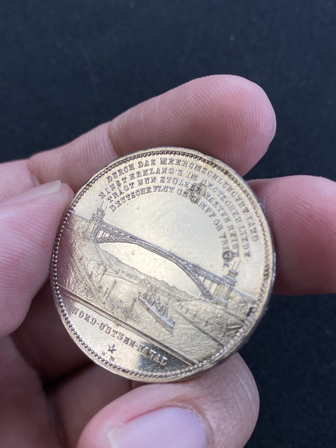 万国钱币拍卖第008期（慕尼黑2T之夜） 1895年德国基尔运河三皇银章，镜面浮雕，边缘略有磕碰，淡紫彩，PCGS原评UNCD，砸盒裸章。