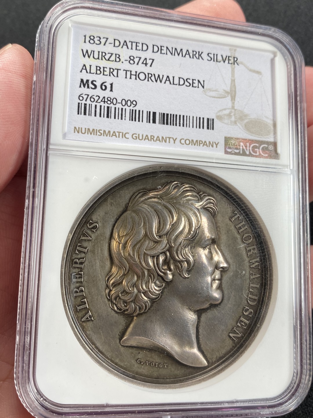 万国钱币拍卖第008期（慕尼黑2T之夜） NGC MS61 1837年丹麦弗雷德里克六世大银章 背面缪斯手持七弦琴，丘比特持弓依偎，46MM 45G 加厚盒
