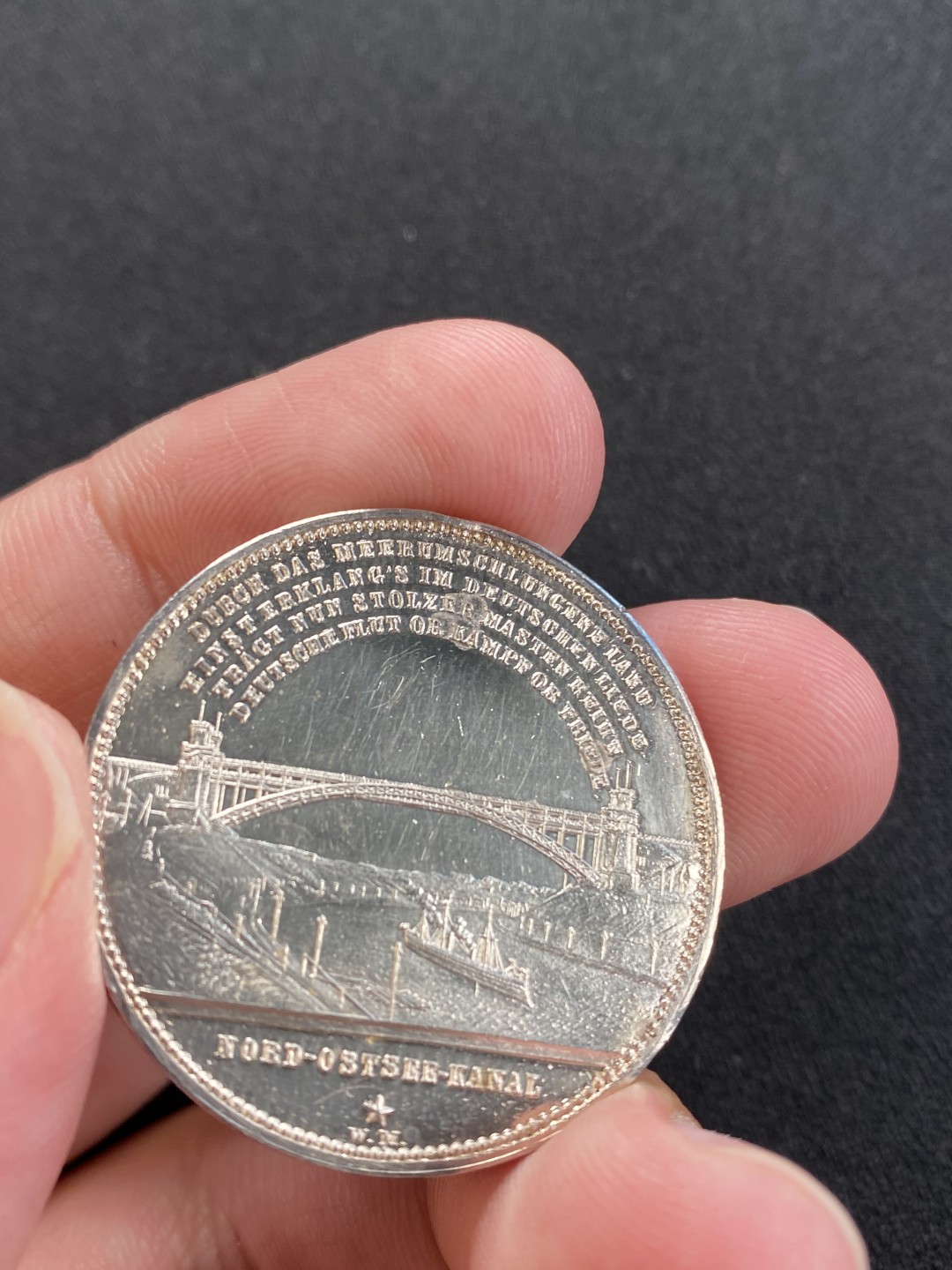 万国钱币拍卖第008期（慕尼黑2T之夜） 1895年德国基尔运河三皇银章，镜面浮雕，边缘略有磕碰，淡紫彩，PCGS原评UNCD，砸盒裸章。