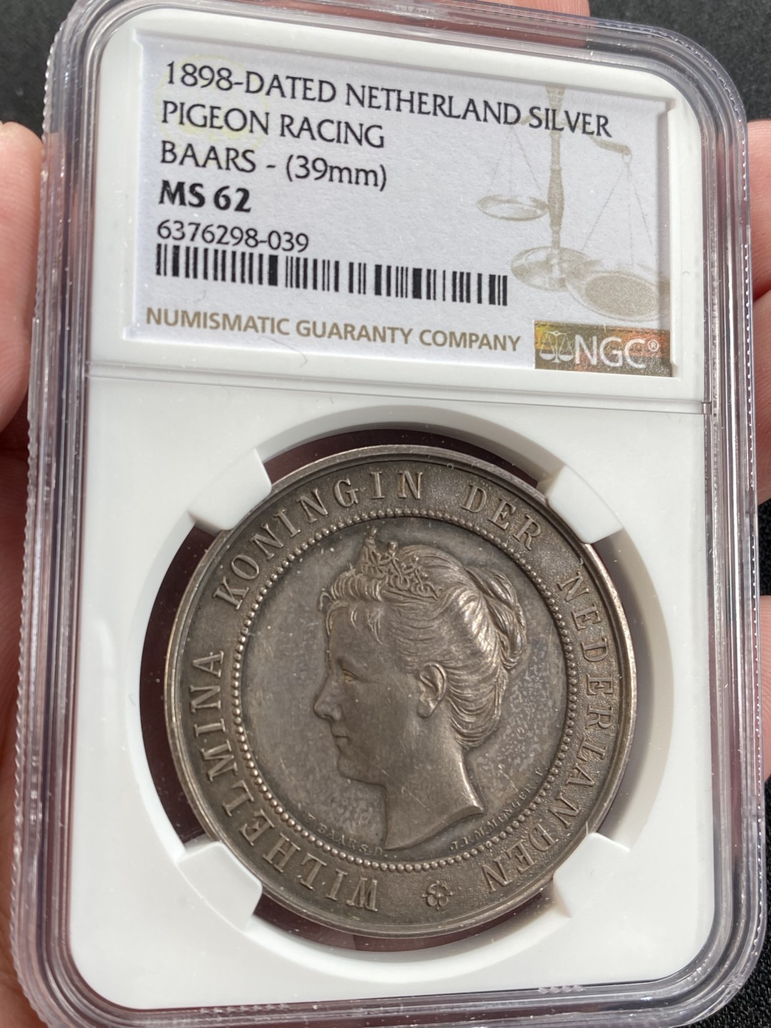 万国钱币拍卖第008期（慕尼黑2T之夜） NGC MS62 1898年荷兰王国威廉敏娜女王年轻头像信鸽比赛景观大银章 鸽子下方是经典的欧洲城市地图 少见