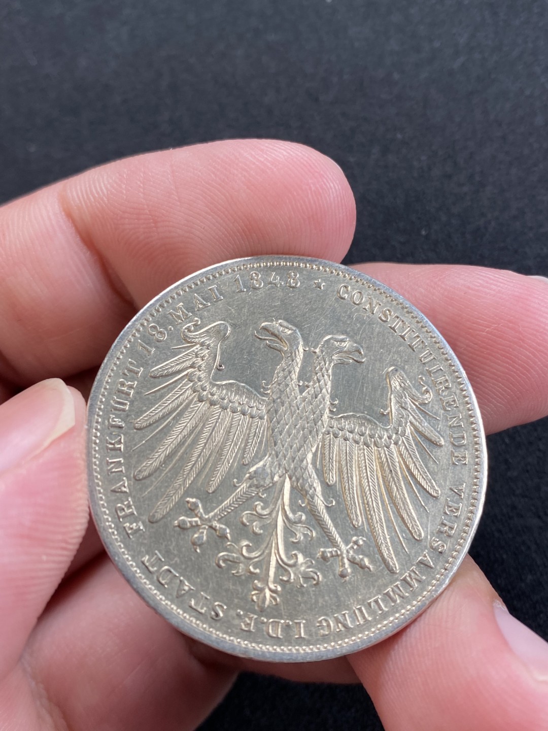 万国钱币拍卖第008期（慕尼黑2T之夜） 1848年法兰克福宪法纪念双头鹰2盾，淡黄色包浆，细节好。