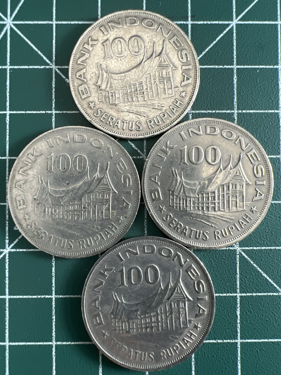 泡泡堂第325期  世界硬币 （无押金，捡漏，全场20包邮，偏远地区除外，接收代拍业务） 印尼100卢比四枚
