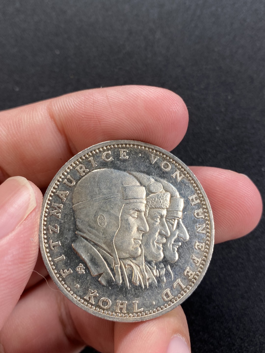 万国钱币拍卖第008期（慕尼黑2T之夜） 1928德国不来梅号飞跃大西洋纪念银章，镜面五彩，NGC原评MS63，砸盒裸章。