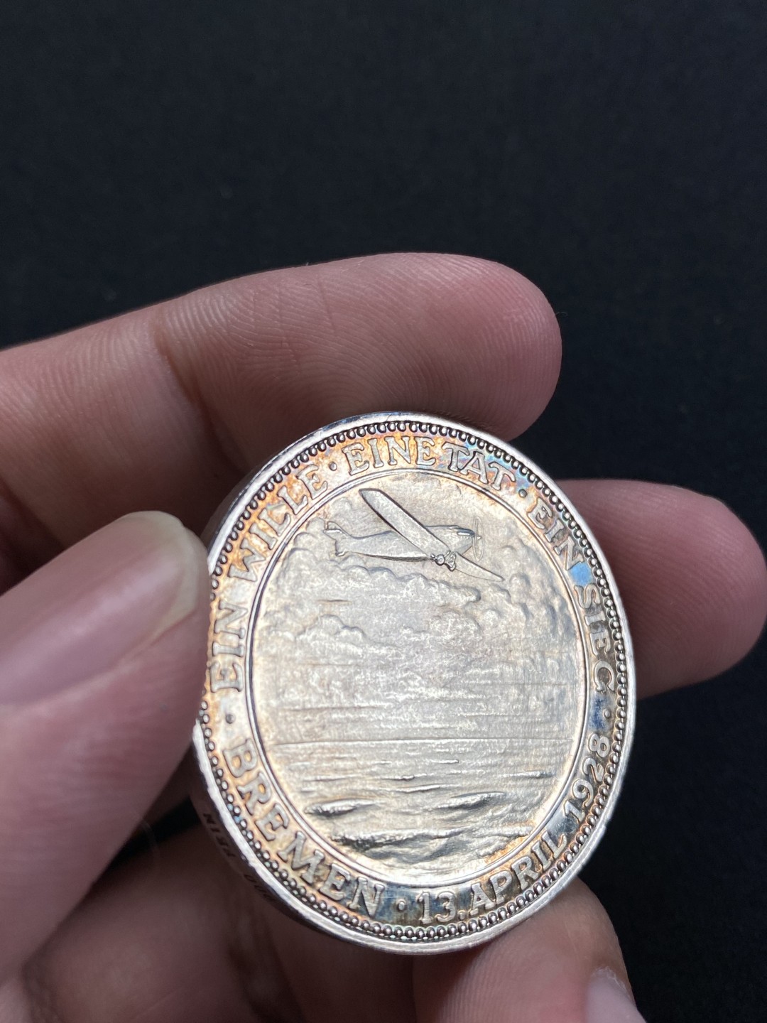 万国钱币拍卖第008期（慕尼黑2T之夜） 1928德国不来梅号飞跃大西洋纪念银章，镜面五彩，NGC原评MS63，砸盒裸章。