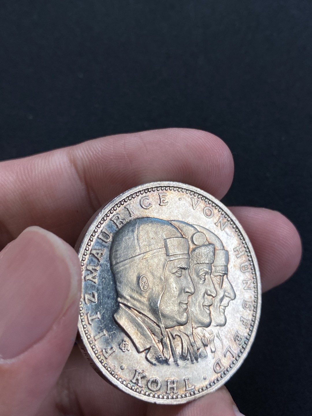 万国钱币拍卖第008期（慕尼黑2T之夜） 1928德国不来梅号飞跃大西洋纪念银章，镜面五彩，NGC原评MS63，砸盒裸章。