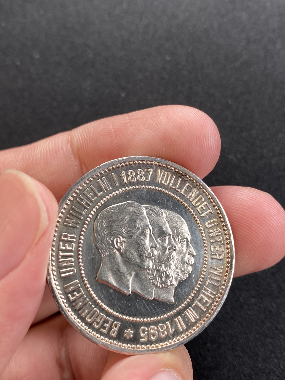 万国钱币拍卖第008期（慕尼黑2T之夜） 1895年德国基尔运河三皇银章，镜面浮雕，边缘略有磕碰，淡紫彩，PCGS原评UNCD，砸盒裸章。