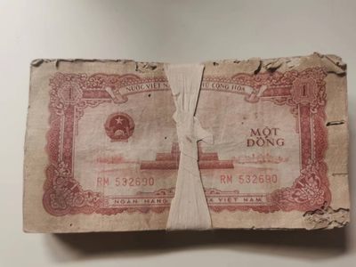 238.【鲸贝乐淘★两拍包邮】三字经·第“亲师友，习礼仪”号拍卖 【中国代印★越南🇻🇳】1958年1盾，流通品相一刀，有虫蛀如图，一起拍