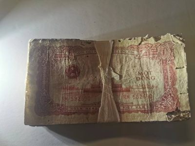 238.【鲸贝乐淘★两拍包邮】三字经·第“亲师友，习礼仪”号拍卖 【中国代印★越南🇻🇳】1958年1盾，流通品相一刀，有虫蛀如图，一起拍