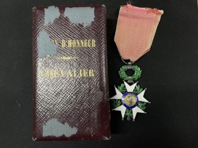戎马世界章牌大赏第36期 - 法国荣誉军团勋章，骑士级，四共版带原盒
