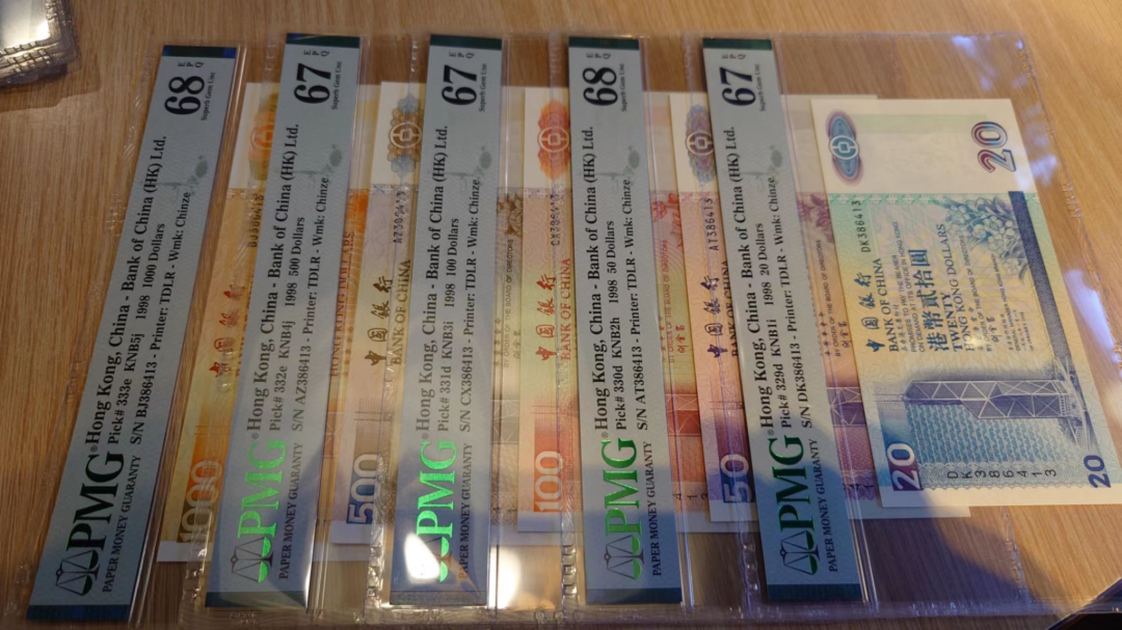 【世界钱币】精选微拍第61期暨2023年第八期 评级币专场（有最新出分品种） 1998年香港中国银行20-50-100-500-1000全同号套币 带原装册PMG67-68高分罕见 内部发行罕见