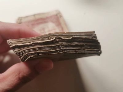 238.【鲸贝乐淘★两拍包邮】三字经·第“亲师友，习礼仪”号拍卖 【中国代印★越南🇻🇳】1958年1盾，流通品相一刀，有虫蛀如图，一起拍