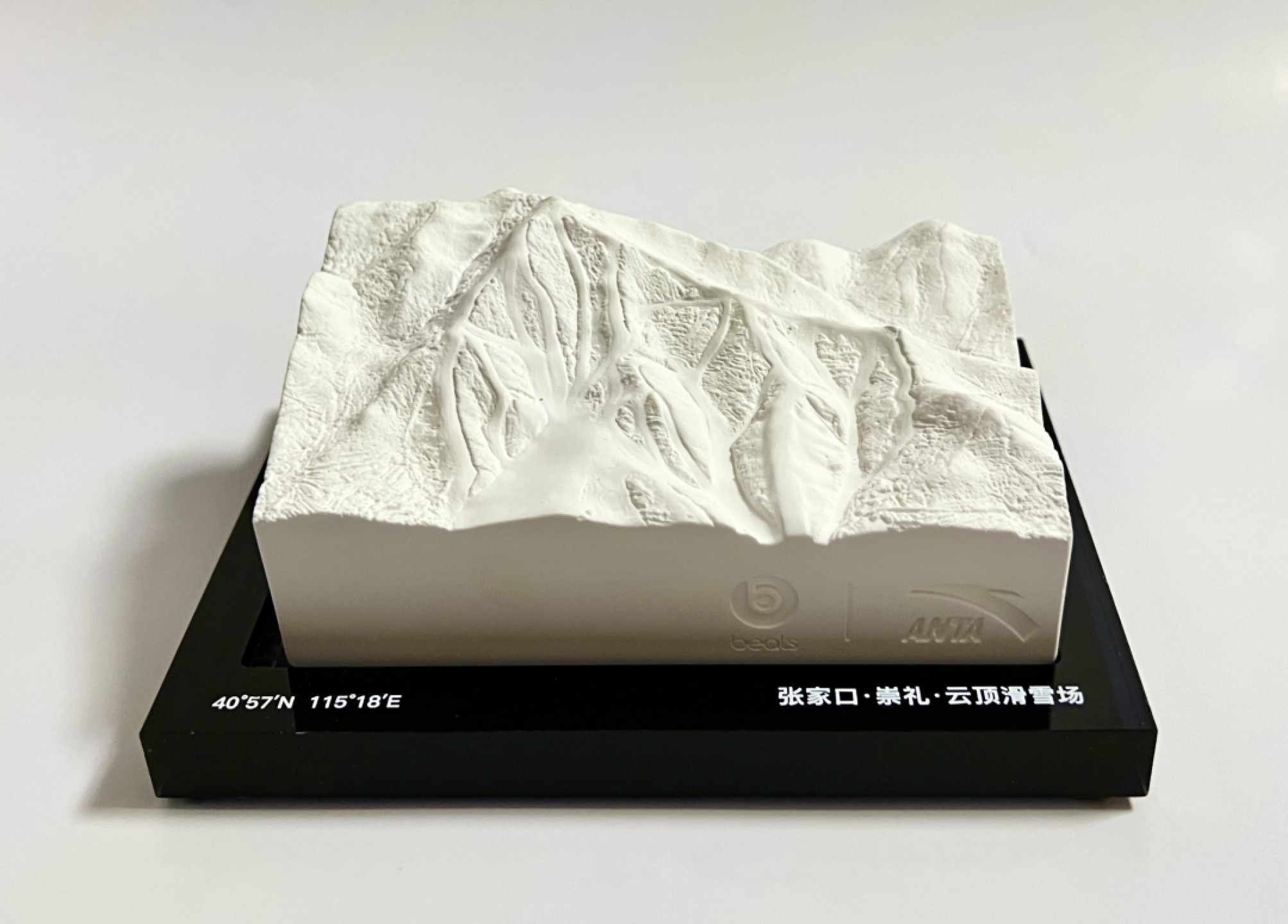 零元拍：青蛙公主谷爱凌亲笔签名2022冬奥会夺金福地，崇礼云顶滑雪场模型，极具收藏意义！