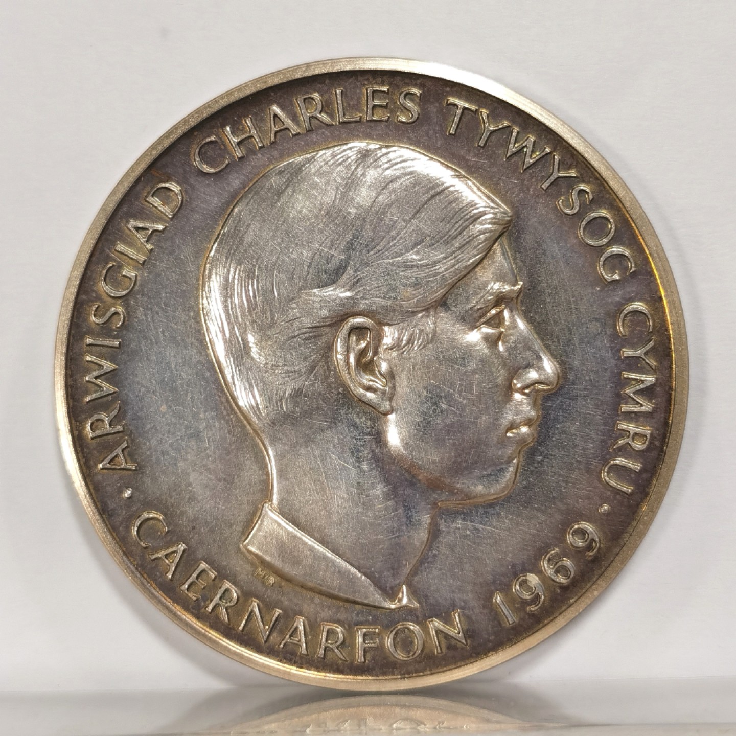 博洋堂马克藏家退坑小专场暨第026期（全场包邮） 英国1969年 查尔斯受封威尔士亲王大银章(44MM)，正面查尔斯右侧像，背面是经典威尔士红龙图案，边道有英国官方狮子银戳，彩色包浆，细节栩栩如生，实物非常漂亮，少见银章值得收藏