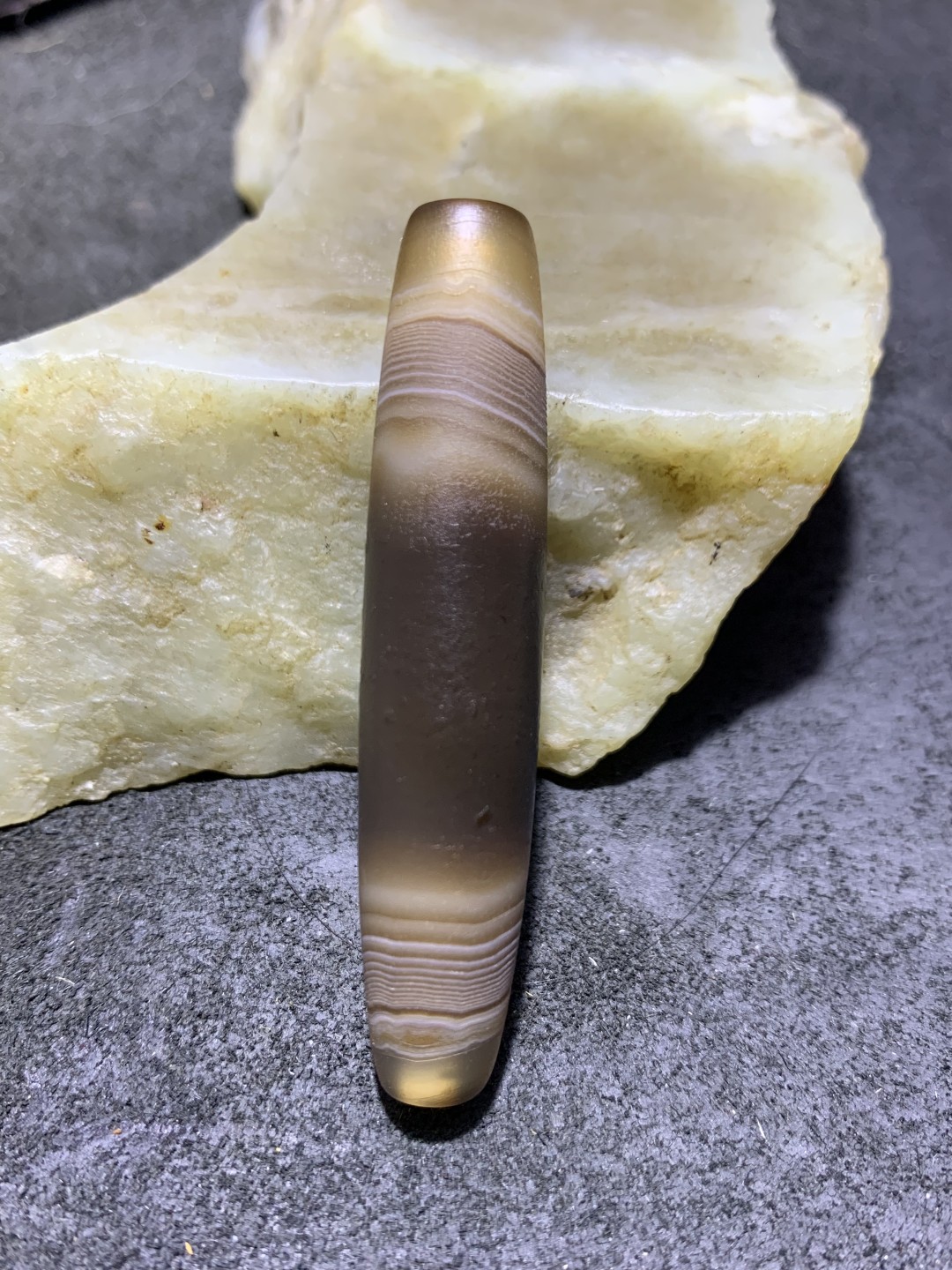 精美风化千层纹缠丝玛瑙大桶珠一颗，