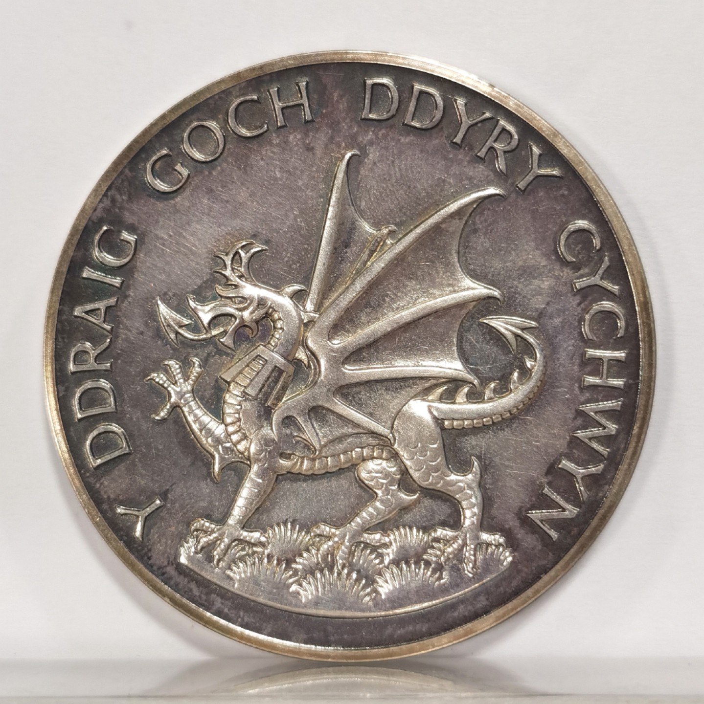 博洋堂马克藏家退坑小专场暨第026期（全场包邮） 英国1969年 查尔斯受封威尔士亲王大银章(44MM)，正面查尔斯右侧像，背面是经典威尔士红龙图案，边道有英国官方狮子银戳，彩色包浆，细节栩栩如生，实物非常漂亮，少见银章值得收藏