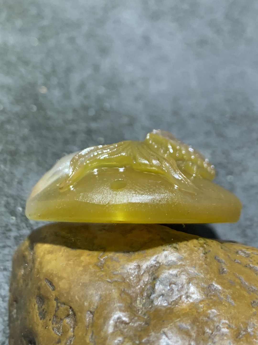 精美亚光蒙料冰飘鸡油黄战国红玛瑙手工雕刻太极阴阳鱼吊坠一个，