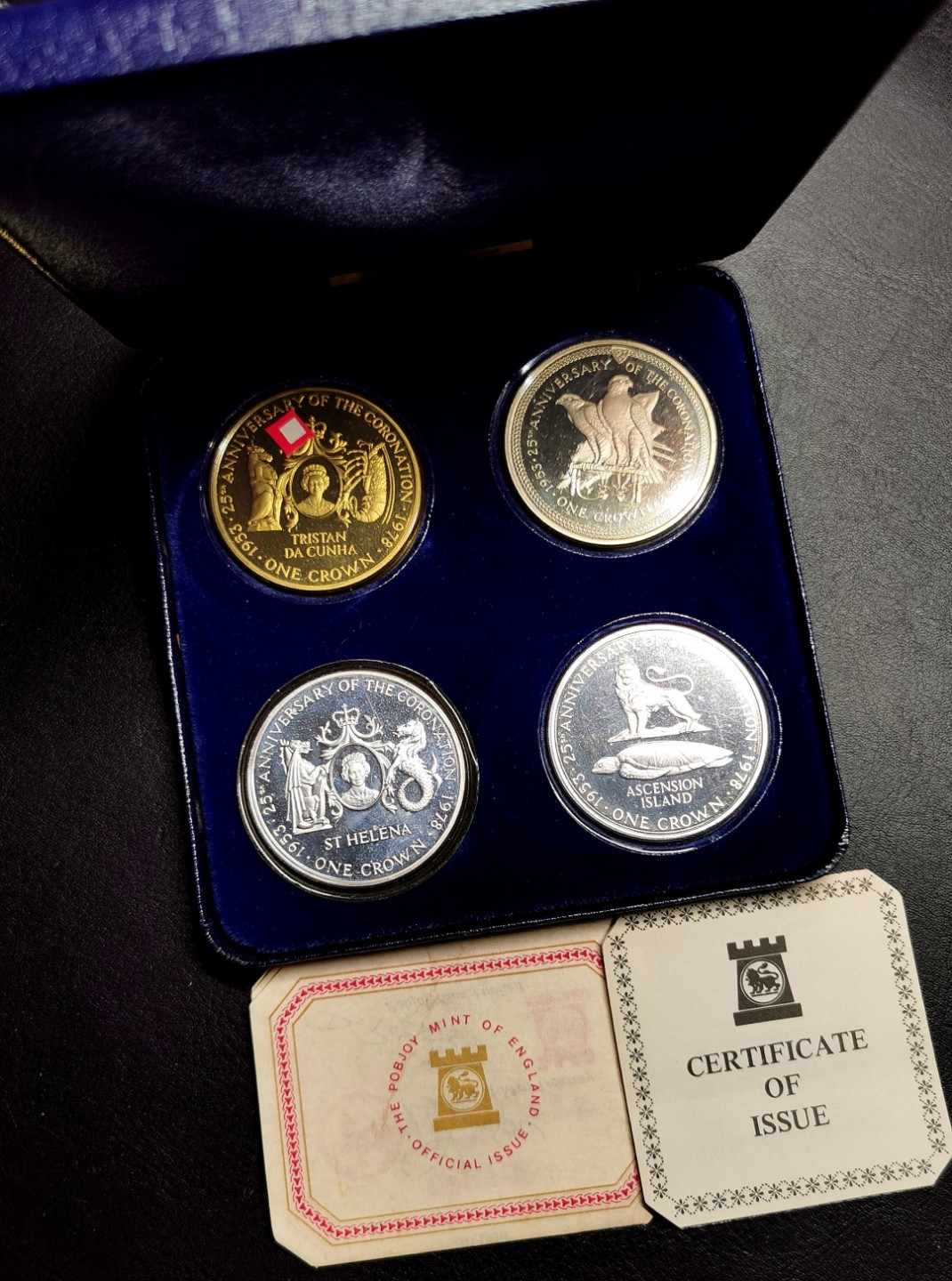 凡希社世界钱币微拍第二百三十八期 南大西洋三岛与马恩岛纪念伊丽莎白登基银禧三镍一银原盒证书！