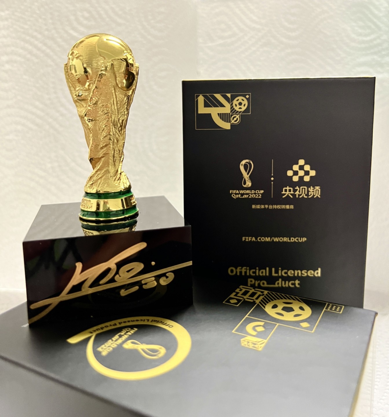 零元拍：梅老板亲签2022卡塔尔世界杯官方持权转播商中央广播电视电视总台CMG新媒体平台央视频大力神杯合金官方收藏模型。