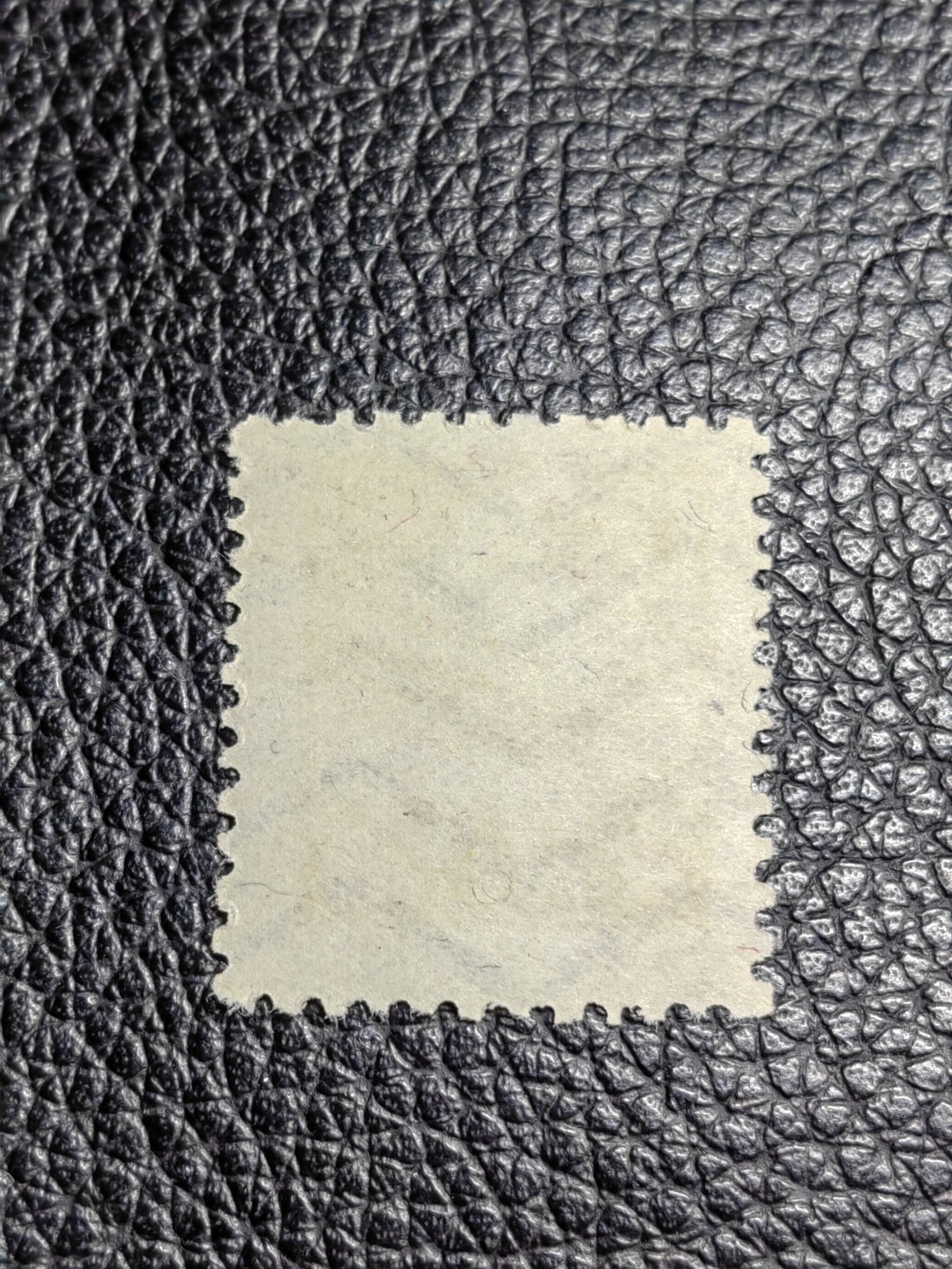 洪涛臻品批发群  精选邮票限时拍卖第二百六十三期 普2东北贴用  面值2500元一枚，上品软折等，1950年新中国成立发行的第一组普票，年代久远，具有较高的收藏意义，全品可评级，喜欢不要错过