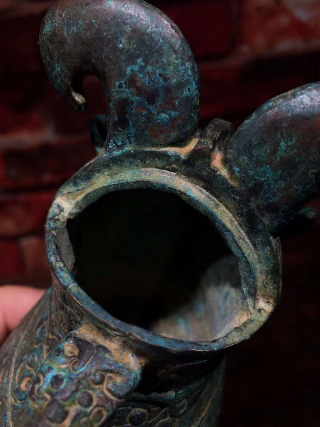 青铜器【妇好鸮尊】形似站立的鸱鸮 冠饰羽毛纹 龙纹 喙饰蝉纹 胸饰大蝉纹 颈饰双头龙纹 兽面纹 两翅饰蟠蛇纹 盖前饰一鸟 后饰一龙作盖钮 盖面饰雷纹为地的兽面纹 完美魂宝 红斑绿锈 铜浆醇厚 高度146mm 腹长98mm 重量639g 一斤二两 青铜器【妇好鸮尊】形似站立的鸱鸮 冠饰羽毛纹 龙纹 喙饰蝉纹 胸饰大蝉纹 颈饰双头龙纹 兽面纹 两翅饰蟠蛇纹 盖前饰一鸟 后饰一龙作盖钮 盖面饰雷纹为地的兽面纹 完美魂宝 红斑绿锈 铜浆醇厚 高度146mm 腹长98mm 重量639g 一斤二两