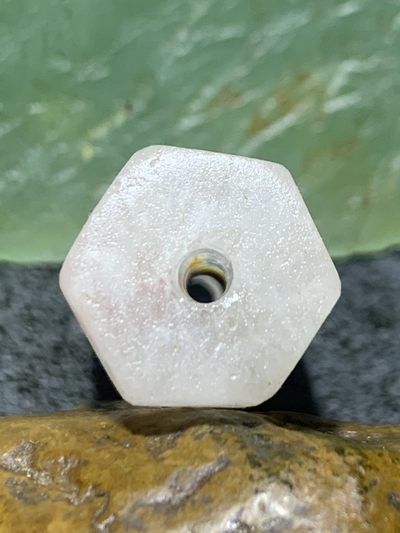 精美亚光满冰飘糖心料战国红玛瑙手工雕刻六棱桶珠一颗！ 精美亚光满冰飘糖心料战国红玛瑙手工雕刻六棱桶珠一颗！