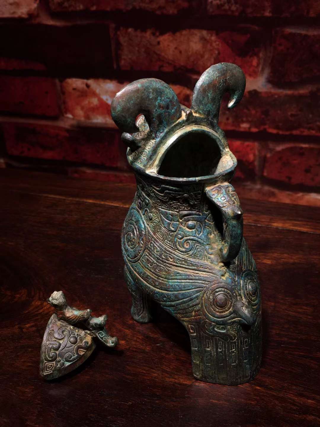 青铜器【妇好鸮尊】形似站立的鸱鸮 冠饰羽毛纹 龙纹 喙饰蝉纹 胸饰大蝉纹 颈饰双头龙纹 兽面纹 两翅饰蟠蛇纹 盖前饰一鸟 后饰一龙作盖钮 盖面饰雷纹为地的兽面纹 完美魂宝 红斑绿锈 铜浆醇厚 高度146mm 腹长98mm 重量639g 一斤二两 青铜器【妇好鸮尊】形似站立的鸱鸮 冠饰羽毛纹 龙纹 喙饰蝉纹 胸饰大蝉纹 颈饰双头龙纹 兽面纹 两翅饰蟠蛇纹 盖前饰一鸟 后饰一龙作盖钮 盖面饰雷纹为地的兽面纹 完美魂宝 红斑绿锈 铜浆醇厚 高度146mm 腹长98mm 重量639g 一斤二两