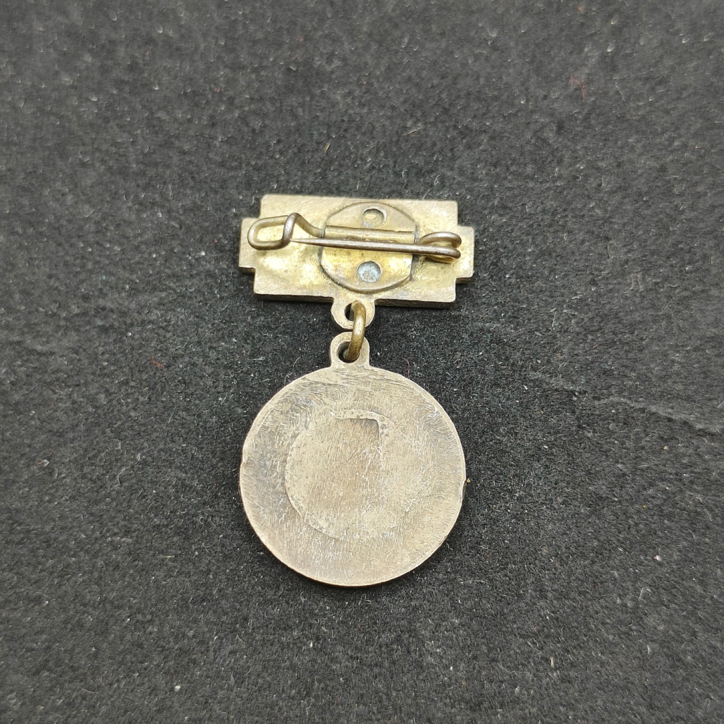 全场0元起拍 第56期 咸鱼国勋章拍卖专场 5月17日（周三）下午6：00开始  美品早期 东德建国10周年纪念珐琅章