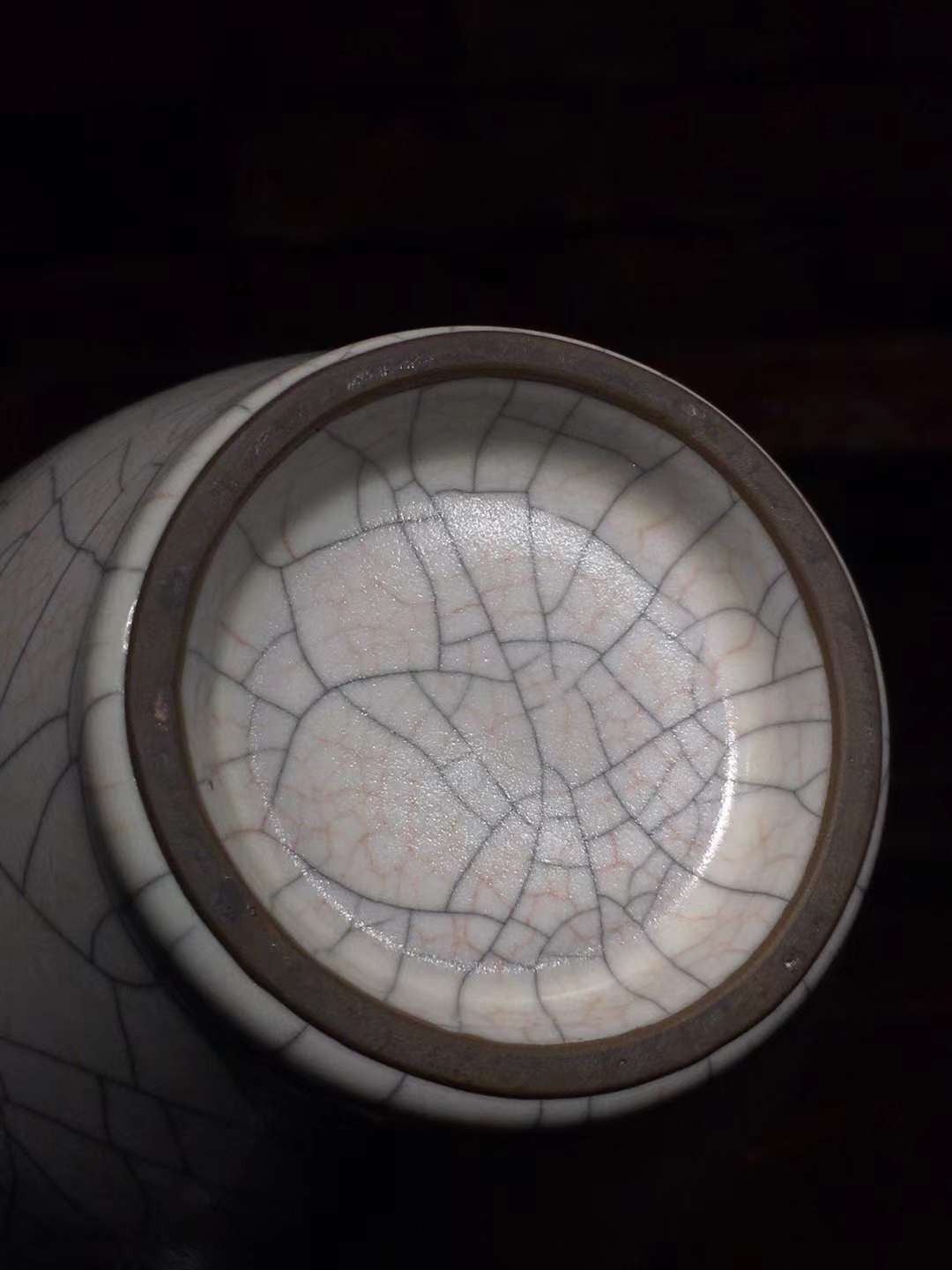 哥窑瓷器梅瓶 美人肩 这包浆润润到最正品 金丝铁线 铁足 开片均衡自然 标准款 这包浆完美 高度248mm 直径138mm 重量1070g 二斤一两