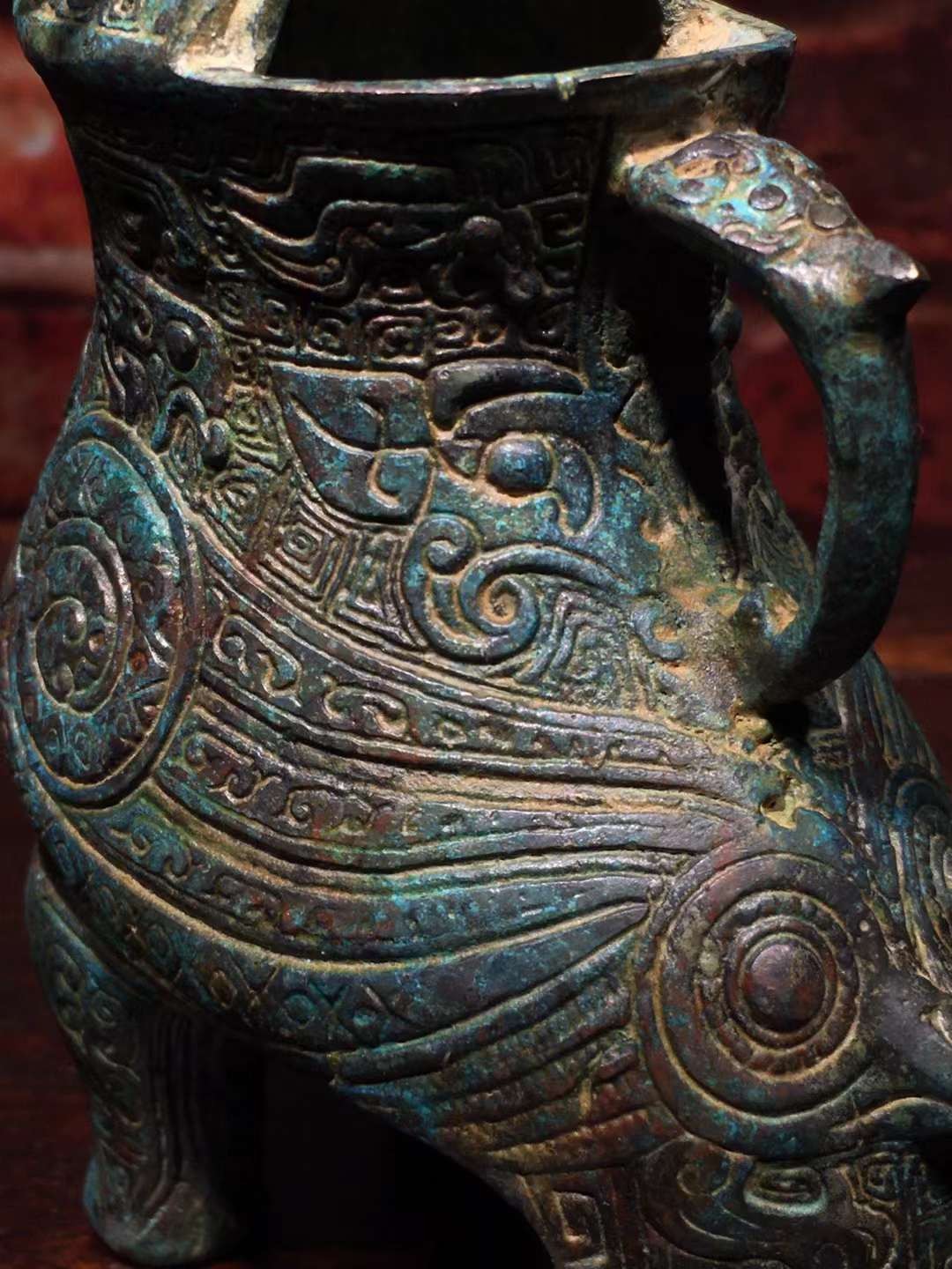 青铜器【妇好鸮尊】形似站立的鸱鸮 冠饰羽毛纹 龙纹 喙饰蝉纹 胸饰大蝉纹 颈饰双头龙纹 兽面纹 两翅饰蟠蛇纹 盖前饰一鸟 后饰一龙作盖钮 盖面饰雷纹为地的兽面纹 完美魂宝 红斑绿锈 铜浆醇厚 高度146mm 腹长98mm 重量639g 一斤二两 青铜器【妇好鸮尊】形似站立的鸱鸮 冠饰羽毛纹 龙纹 喙饰蝉纹 胸饰大蝉纹 颈饰双头龙纹 兽面纹 两翅饰蟠蛇纹 盖前饰一鸟 后饰一龙作盖钮 盖面饰雷纹为地的兽面纹 完美魂宝 红斑绿锈 铜浆醇厚 高度146mm 腹长98mm 重量639g 一斤二两
