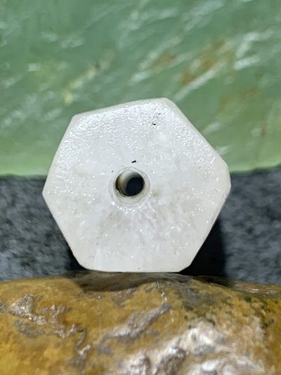 精美亚光满冰飘糖心料战国红玛瑙手工雕刻六棱桶珠一颗！ 精美亚光满冰飘糖心料战国红玛瑙手工雕刻六棱桶珠一颗！