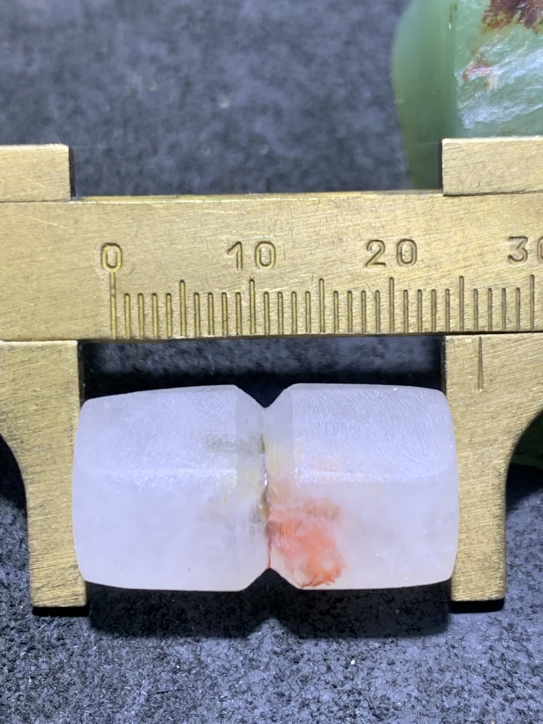 精美亚光满冰飘糖心料战国红玛瑙手工雕刻六棱桶珠一颗！