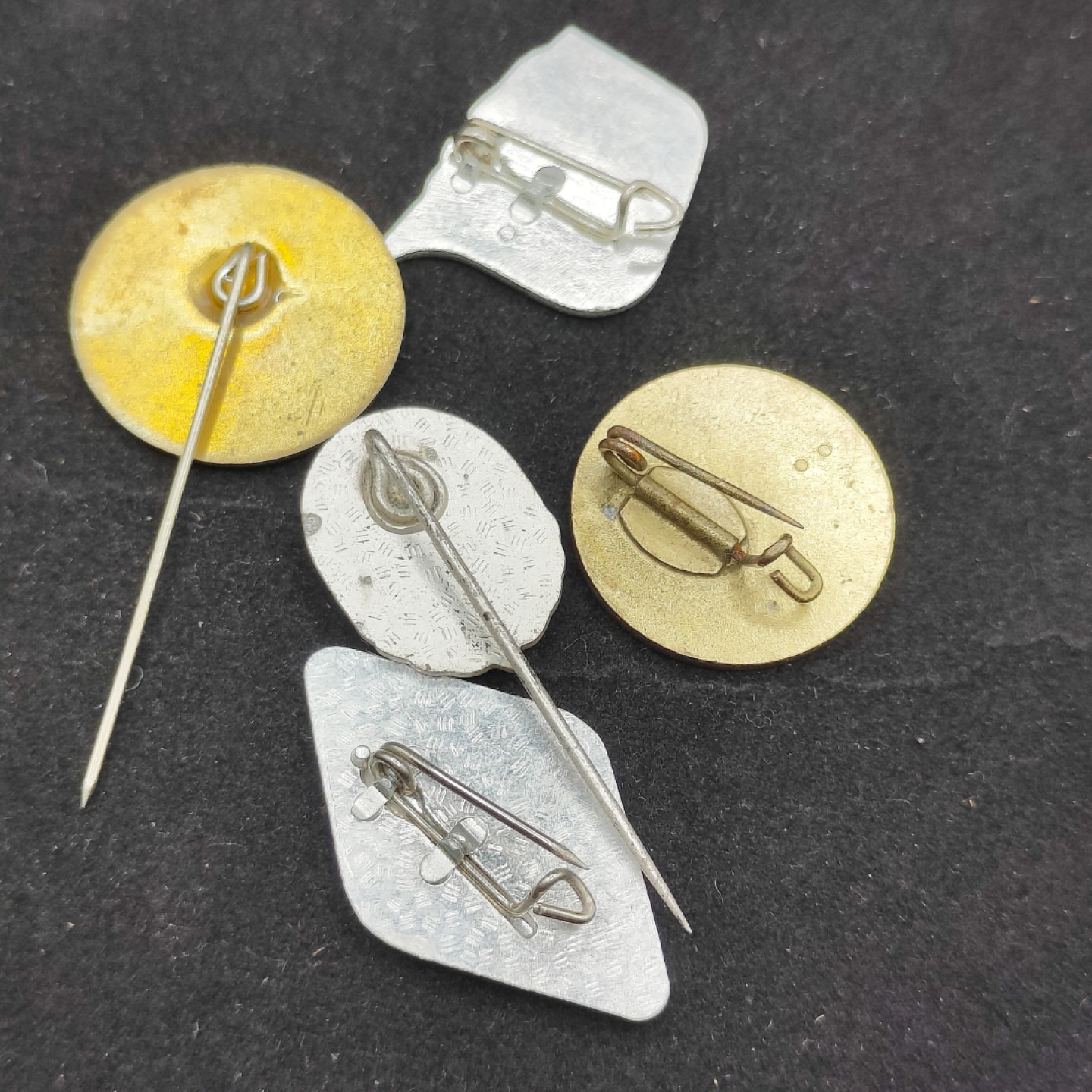 全场0元起拍 第56期 咸鱼国勋章拍卖专场 5月17日（周三）下午6：00开始 东德徽章一组