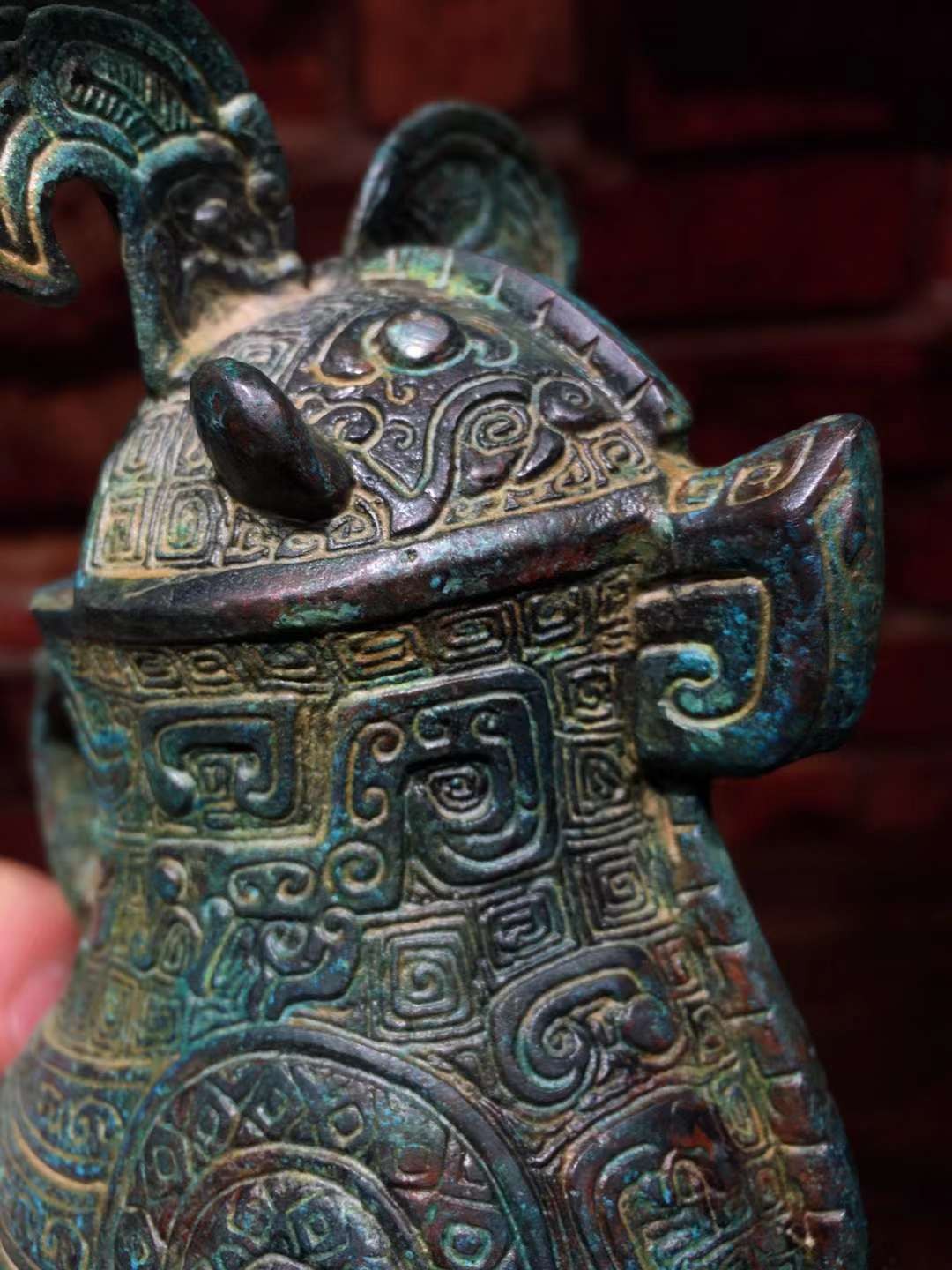 青铜器【妇好鸮尊】形似站立的鸱鸮 冠饰羽毛纹 龙纹 喙饰蝉纹 胸饰大蝉纹 颈饰双头龙纹 兽面纹 两翅饰蟠蛇纹 盖前饰一鸟 后饰一龙作盖钮 盖面饰雷纹为地的兽面纹 完美魂宝 红斑绿锈 铜浆醇厚 高度146mm 腹长98mm 重量639g 一斤二两 青铜器【妇好鸮尊】形似站立的鸱鸮 冠饰羽毛纹 龙纹 喙饰蝉纹 胸饰大蝉纹 颈饰双头龙纹 兽面纹 两翅饰蟠蛇纹 盖前饰一鸟 后饰一龙作盖钮 盖面饰雷纹为地的兽面纹 完美魂宝 红斑绿锈 铜浆醇厚 高度146mm 腹长98mm 重量639g 一斤二两