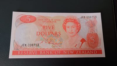 【世界钱币】精选微拍第62期暨2023年第九期 裸钞专场（有最新四月底币展卖剩品种） 新西兰5元纸币 全新绝品无4尾号713